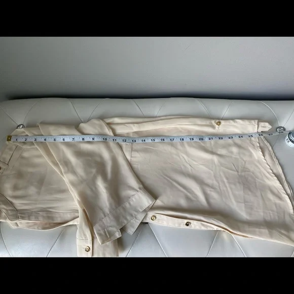 [💙🆓] Must have — Cream short sleeve polyester blouse with gold accents - Picture 11 of 12